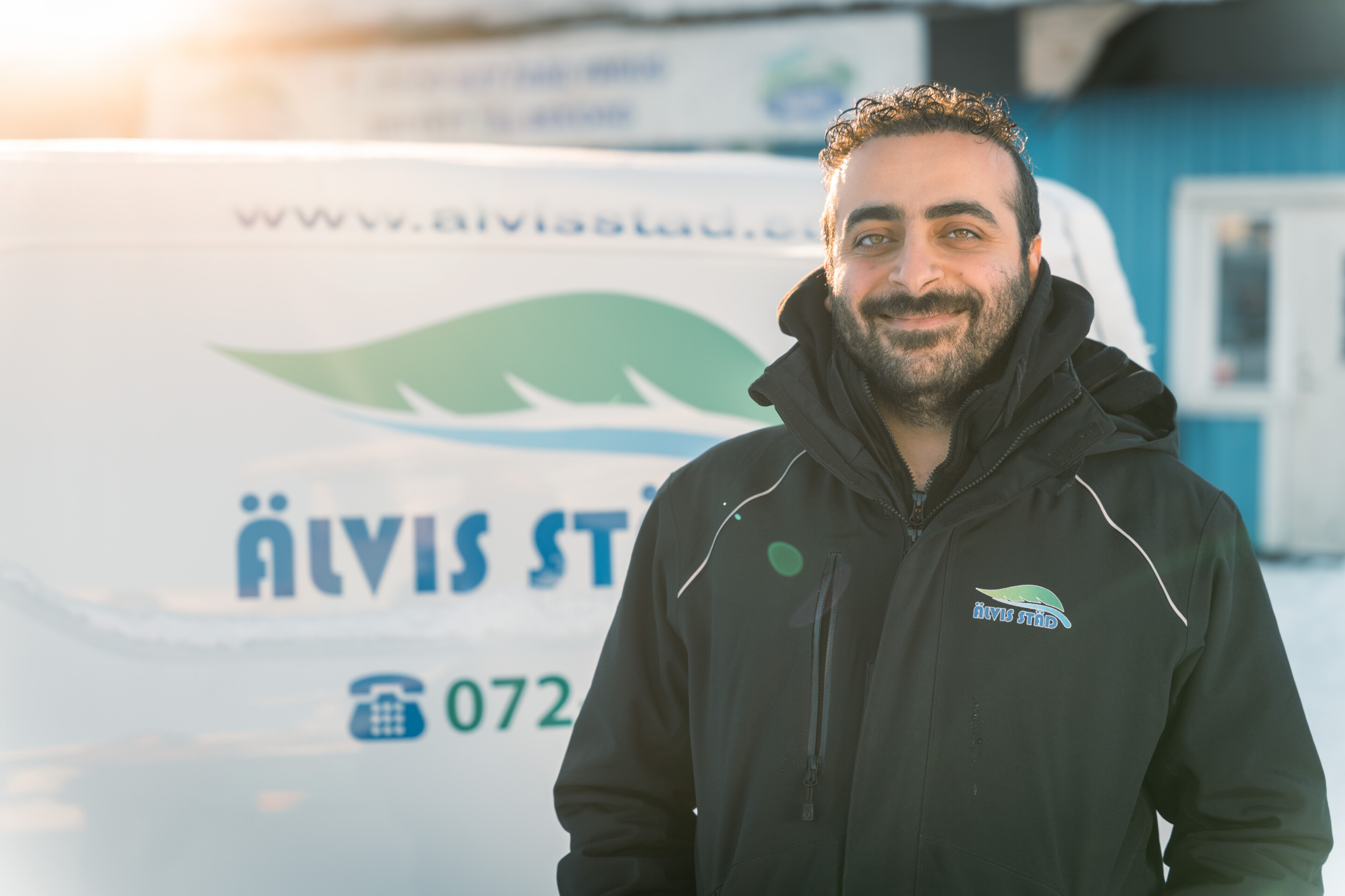 Medarbetare från Älvis Städ vid företagets servicebil